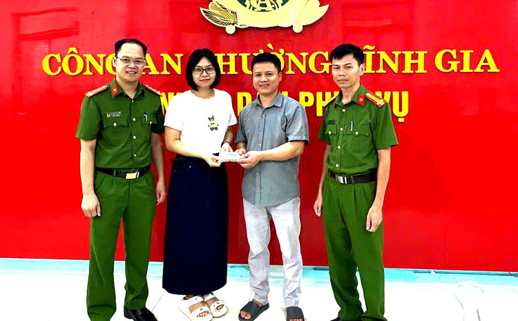 Công an phường Tĩnh Gia và chị Lê Thị Huyền trao trả lại tài sản cho người bỏ quên. 535303771-1226173286210427-6437831939611690789-n1.jpg