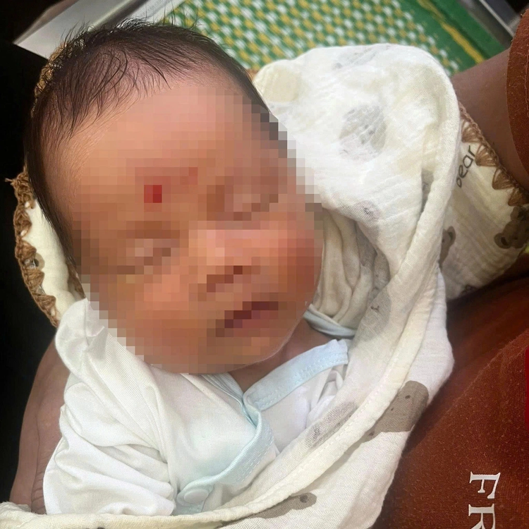 Bé trai nặng khoảng 4kg, sức khỏe tạm ổn, không có dấu hiệu bị thương hay mắc bệnh lý nghiêm trọng. chau-be.png