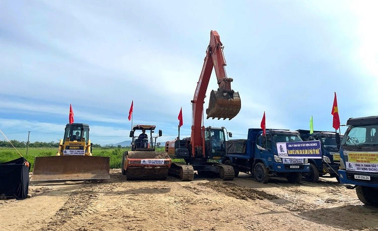 Thành phố Đà Nẵng khởi công khu tái định cư phục vụ dự án đường sắt tốc độ cao trên trục Bắc - Nam, đáp ứng nhu cầu an cư cho những người dân bị ảnh hưởng. khoi-cong-khu-tai-dinh-1.jpg