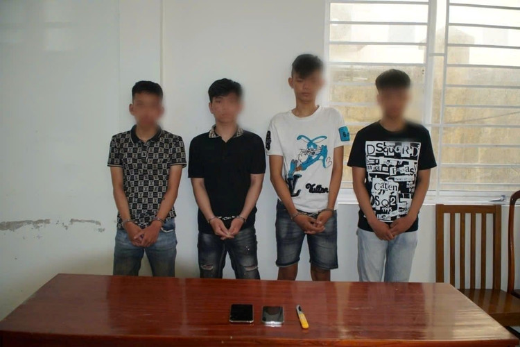 Các đối tượng cùng tang vật tại cơ quan Công an. point-blur-aug202025-1943011.jpg