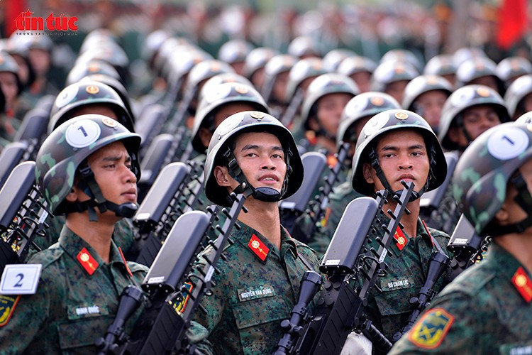 電子戦兵士たちは炎天下、真剣に訓練する。 Khối chiến sĩ tác chiến điện tử rèn luyện nghiêm túc giữa trời nắng gắt.