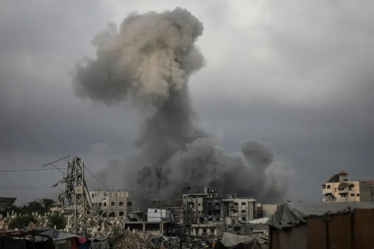 Smoke rises from residential areas in Gaza City following an Israeli attack. Photo: Anadolu. gaza2.png