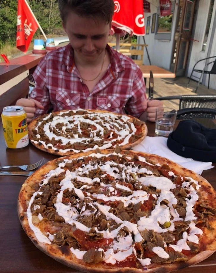 Pizza Kebab là một loại pizza kiểu Thụy Điển phủ thịt kebab và các nguyên liệu khác. thuy4.png
