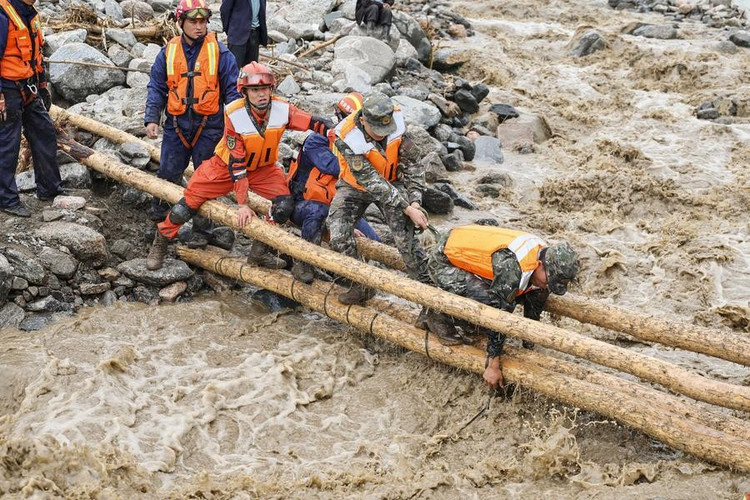 قام رجال الإنقاذ بإنشاء ممر مؤقت في قرية بمحافظة يوتشونغ، بمقاطعة قانسو شمال غرب الصين، في 8 أغسطس 2025. تصوير: THX. lu1.png