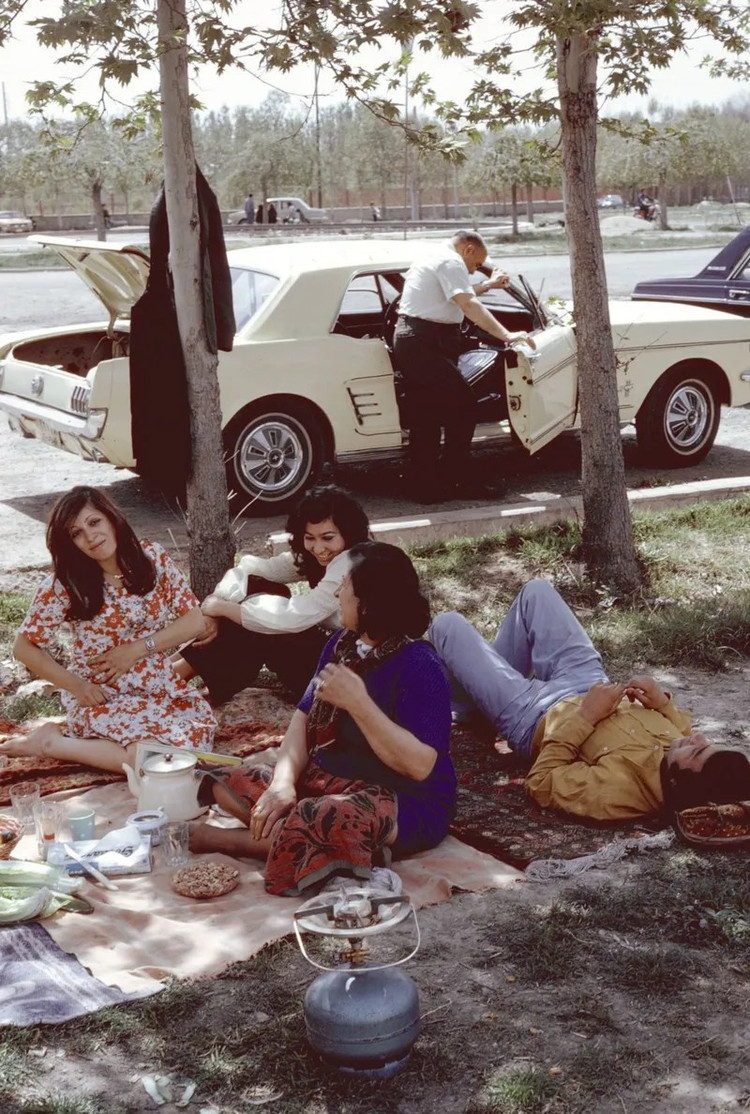 Mọi người đi dã ngoại năm 1976. iran3.png