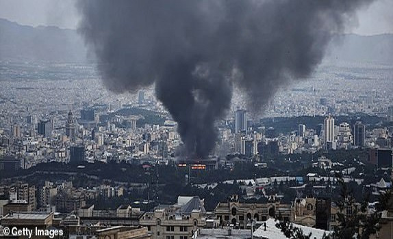 Khói bốc lên sau cuộc tấn công của Israel vào trụ sở Đài phát thanh Cộng hòa Hồi giáo Iran (IRIB). Ảnh: Getty. iran1.png