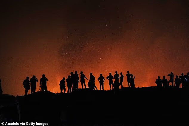 Firefighters try to extinguish a fire in Orhaneli, Bursa, Türkiye, on the morning of July 28. Photo: Anadolu. rung9.png