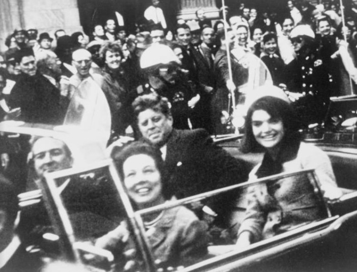 Thống đốc bang Texas John Connally và vợ (hàng trước) ngồi cùng Tổng thống John F. Kennedy và Đệ nhất phu nhân Jacqueline Kennedy trên chiếc xe limousine chỉ vài phút trước khi vụ ám sát xảy ra vào ngày 22/11/1963. (Nguồn ảnh: ATI/Wikimedia Commons/LIFE/Getty) sat1.png