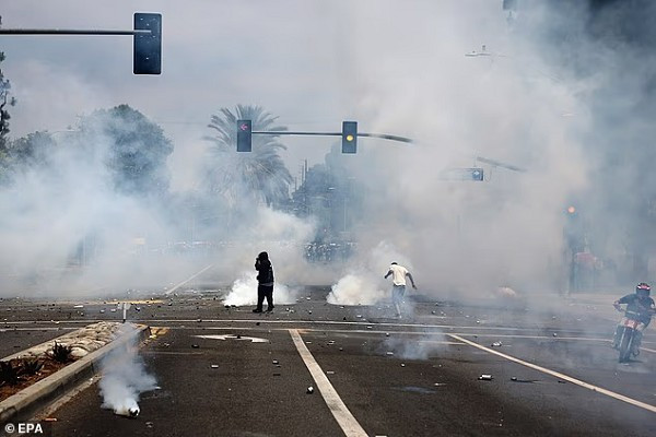 Hình ảnh trong cuộc đụng độ ở Los Angeles. Ảnh: EPA. bieu3.png