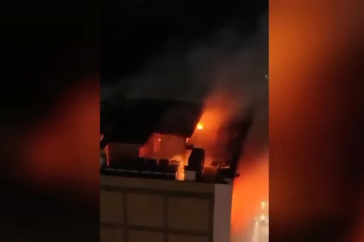 Vụ cháy xảy ra tại một trung tâm thương mại ở thành phố Kut, Iraq. Ảnh: AJ. chay1.png