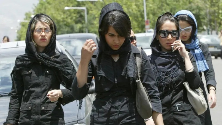 Những người phụ nữ đi bộ trên đường phố ở Tehran năm 2005. iran10.png
