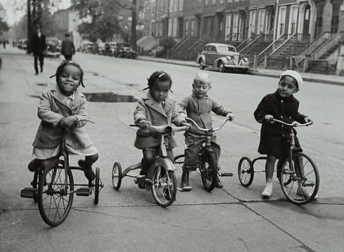 ក្មេងៗជិះកង់បីនៅទីក្រុង Brooklyn ទីក្រុងញូវយ៉ក (សហរដ្ឋអាមេរិក) ក្នុងទសវត្សរ៍ឆ្នាំ 1930 ។ (ប្រភពរូបភាព៖ BP) my1.png