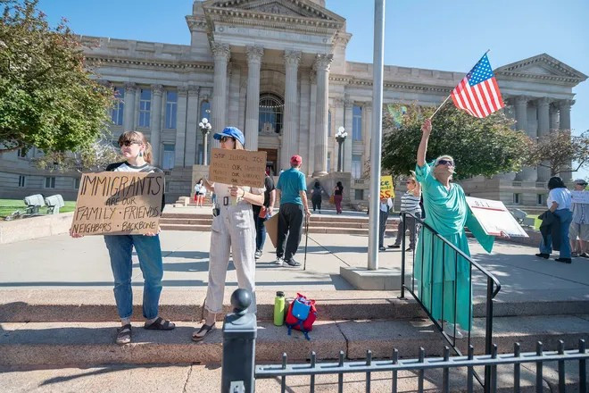 Người biểu tình tập trung bên ngoài tòa án ở thành phố Pueblo, bang Colorado, ngày 10/6/2025. Ảnh: USA Today. my2.png