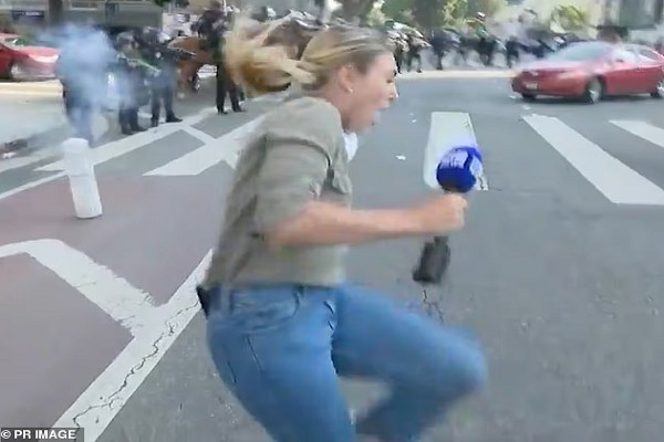 La journaliste Lauren Tomasi a été touchée par une balle en caoutchouc tirée par la police. Photo : PR Image. pv2.png