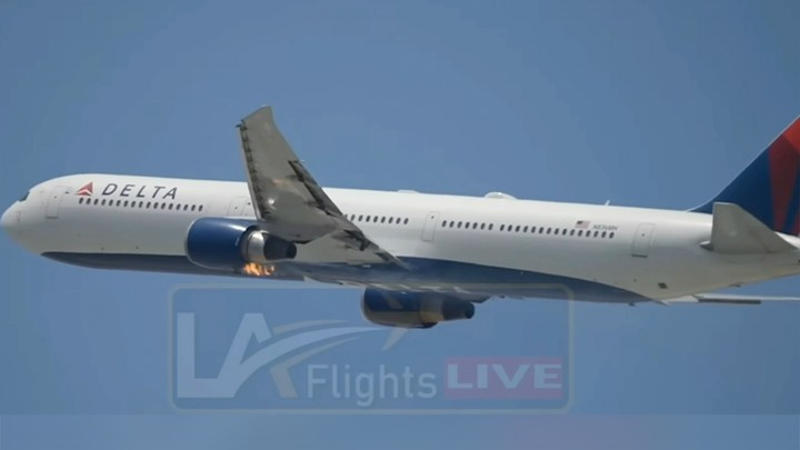 Động cơ bên trái của máy bay bốc cháy. Ảnh: LA Flights. maybay.png