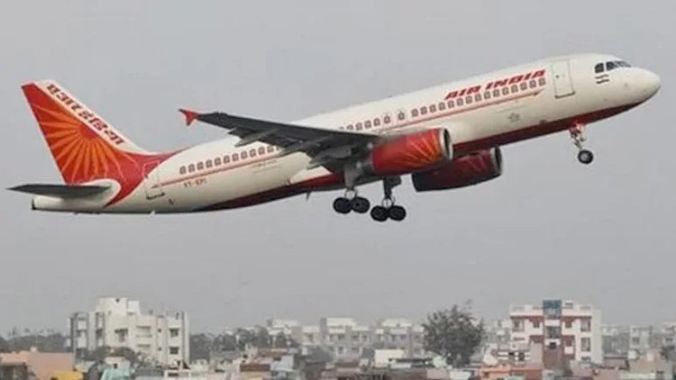 Động cơ phụ của một chiếc máy bay thuộc hãng hàng không Air India đã bốc cháy sau khi hạ cánh hôm 21/7. Ảnh: NDTV. maybay.png