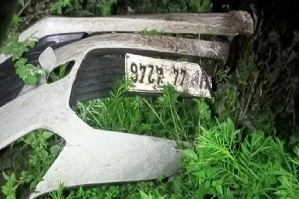Автомобиль, раздавленный камнем, падает в овраг в штате Химачал-Прадеш, Индия. Фото: HT. oto.png
