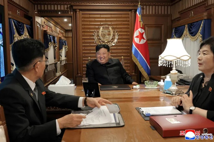 North Korean leader Kim Jong Un on a train on September 2, 2025. Photo: KCNA. trieutien.png