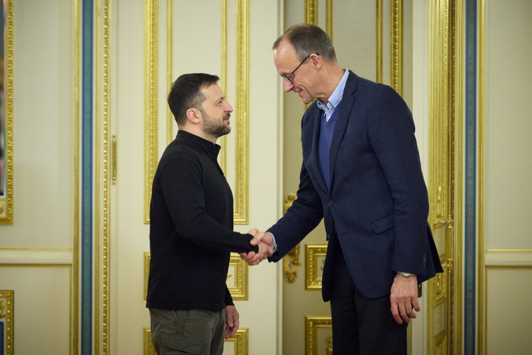 Tổng thống Ukraine Zelensky (trái) bắt tay Thủ tướng Đức Friedrich Merz trong một cuộc gặp. Ảnh: president.gov.ua. ukraine.png