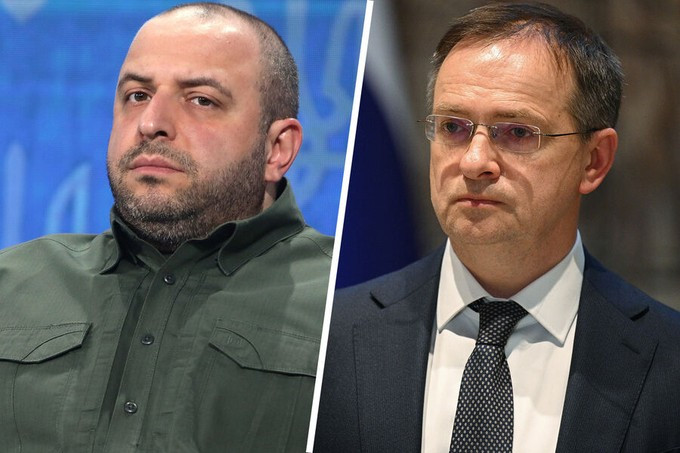 El jefe de la delegación negociadora rusa, Vladimir Medinsky (derecha), y el ministro de Defensa, Rustem Umerov, quien encabezó la delegación ucraniana. Foto: X. ngaukraine.png