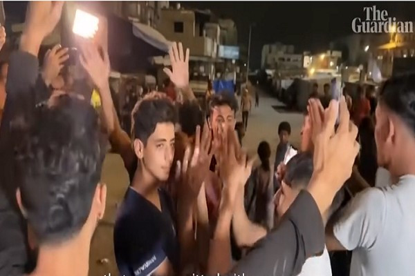 صفق الناس فرحًا عندما توصلت إسرائيل وحماس إلى اتفاق. لقطة من الشاشة: الغارديان. gaza1.png