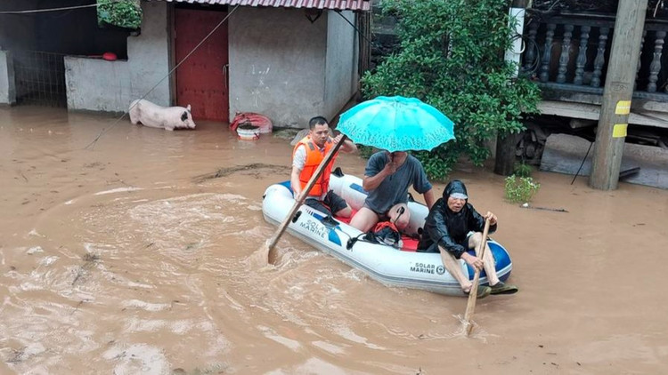 ប្រជាជនត្រូវបានជម្លៀសចេញពីតំបន់ជន់លិចក្នុងខេត្ត Hunan ប្រទេសចិន ក្នុងខែឧសភា ឆ្នាំ 2025។ រូបថត៖ THX។ lulut1.png