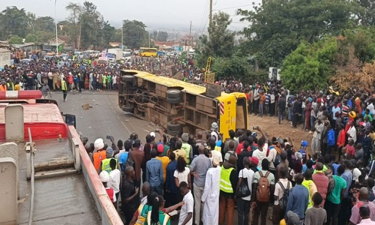 Hiện trường nơi chiếc xe chở người đi đưa tang gặp nạn ở Kenya. Ảnh: KT. tai1.png