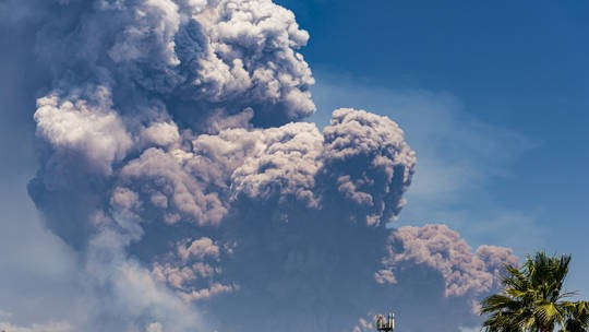 El monte Etna entra en erupción en Sicilia, Italia, el 2 de junio de 2025. Foto: Anadolu. nuilua.png