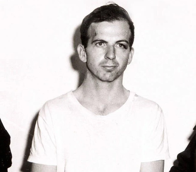 Ảnh chụp Lee Harvey Oswald sau khi bị bắt giữ. sat12.png