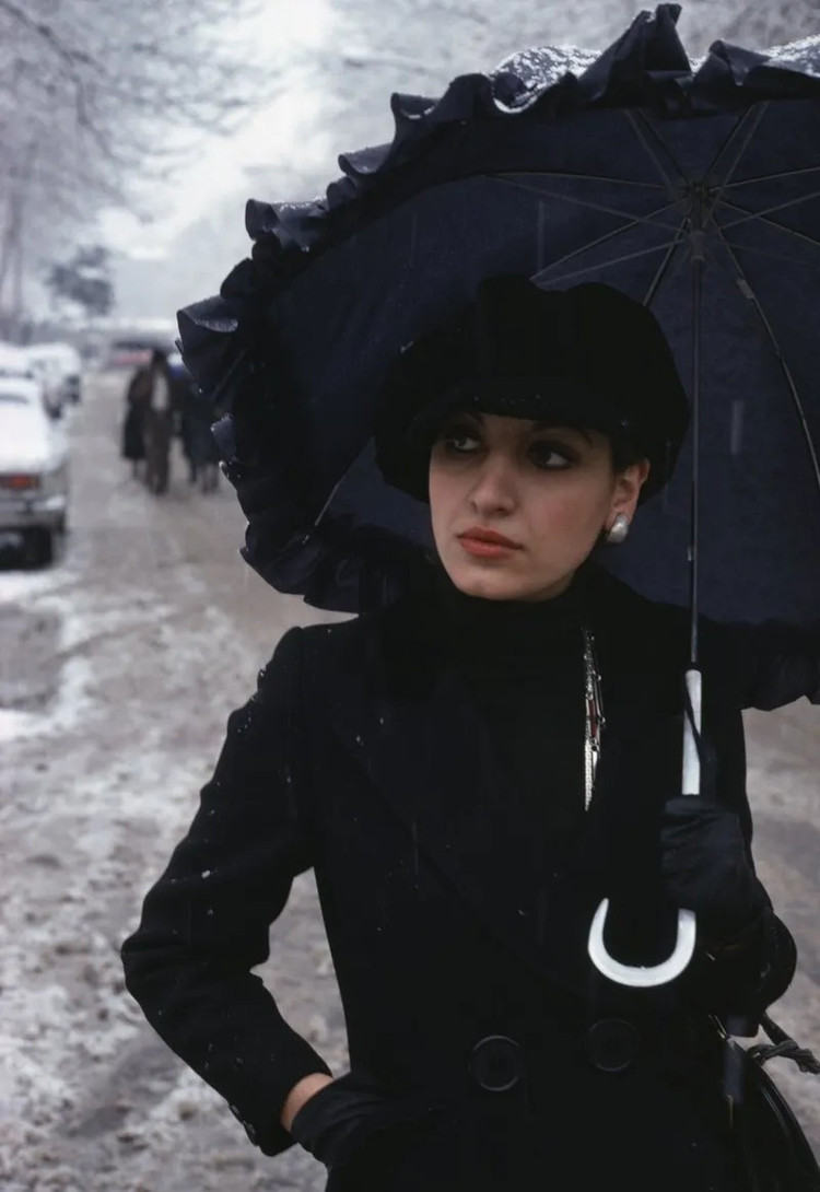 Người phụ nữ đi bộ trên con đường phủ đầy tuyết ở Tehran năm 1976. iran6.png