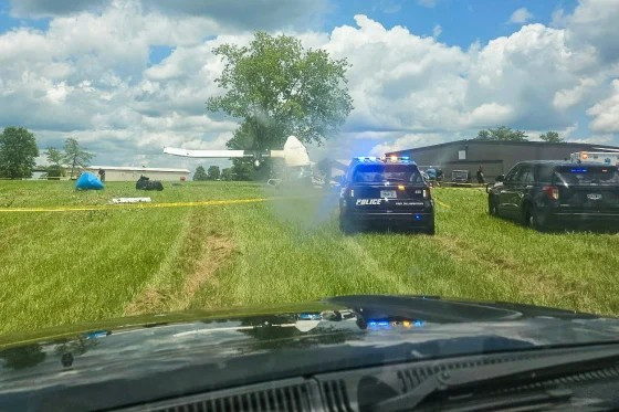 La policía de Tullahoma responde a la escena de un accidente aéreo en Old Shelbyville Road en Tullahoma el 8 de junio de 2025. Foto: NBC News. maybay2.png