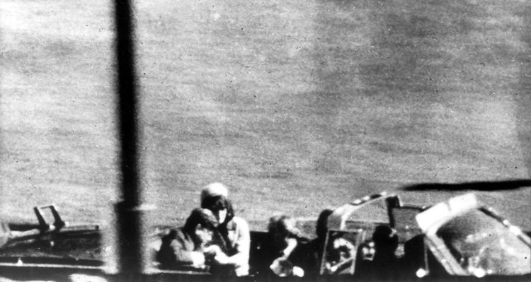 Tổng thống Kennedy gục xuống ngay sau khi bị bắn. sat6.png