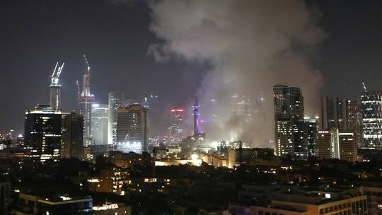 Khói bốc lên ở Tel Aviv, Israel, sau cuộc tấn công trả đũa của Iran. Ảnh: Global Look Press. botruong2.jpg