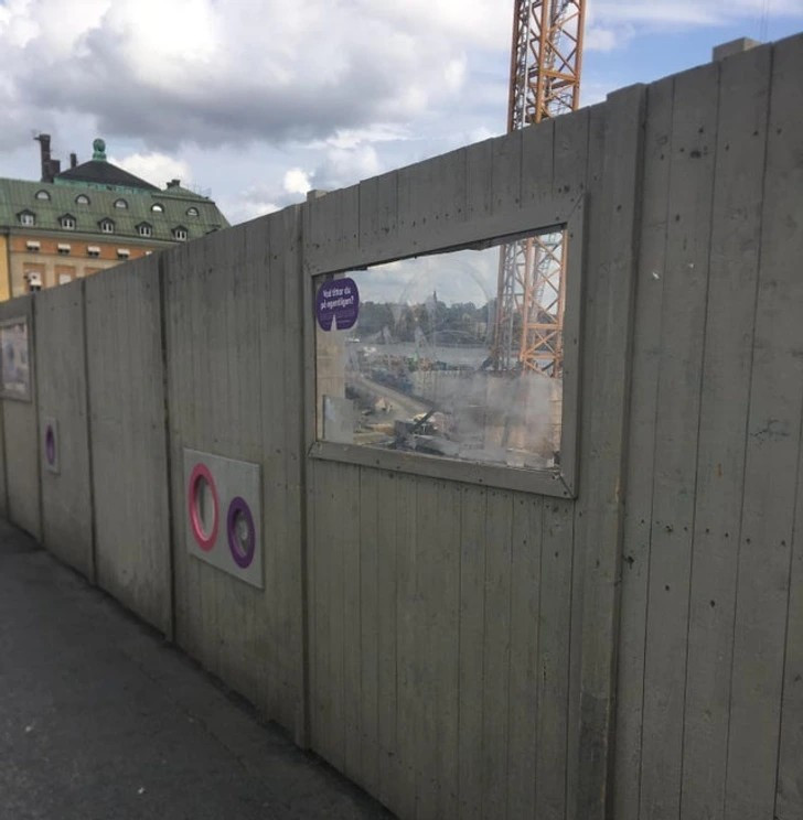 Ở Stockholm, có những khoảng hở trên hàng rào cho phép mọi người quan sát công trường xây dựng/sông. thuy6.png