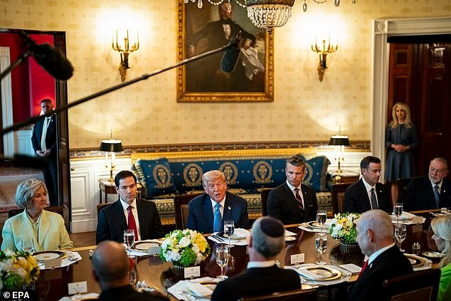 Tổng thống Trump tuyên bố Mỹ sẽ gửi thiết bị quân sự tới Ukraine. Ảnh: EPA. trump3.png