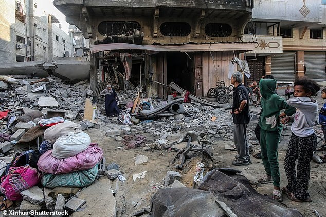 Cảnh tan hoang sau cuộc không kích của Israel nhằm vào trại tị nạn Shati, phía tây Thành phố Gaza, vào ngày 26/6. Ảnh: Xinhua. hama2.png