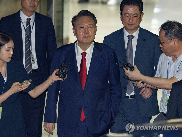 Cựu Tổng thống Yoon Suk Yeol (giữa) rời Tòa án Trung tâm Seoul tại thủ đô Seoul vào ngày 9/7/2025, sau khi tham dự phiên tòa xem xét tính hợp pháp của việc giam giữ ông đối với các cáo buộc liên quan đến nỗ lực áp đặt thiết quân luật hồi tháng 12/2024. Ảnh: Yonhap. han1.png