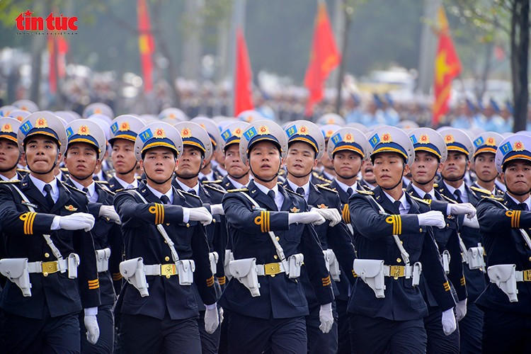 兵士たちの均一な足取りが英雄的な雰囲気を醸し出していた。 Những bước chân đều tăm tắp của các chiến sĩ tạo nên khí thế hào hùng.