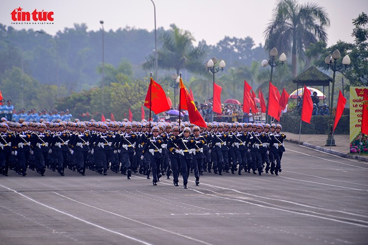 兵士たちは40度近い気温の中で真剣に訓練する。 Các chiến sĩ nghiêm túc luyện tập dưới nền nhiệt gần 40 độ C.