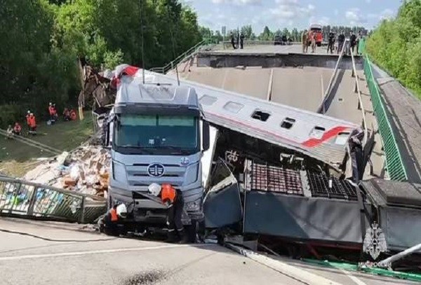 Scene of the bridge collapse in Russia. Photo: Sputnik. sap-1862.jpg