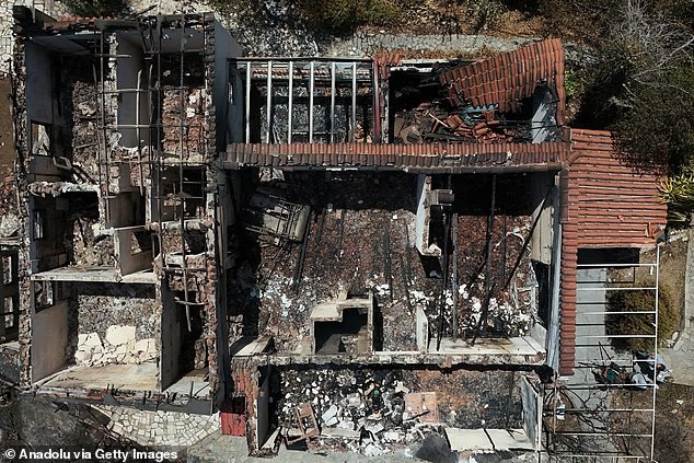 A house destroyed by fire in the residential area of Kryoneri, Greece. Photo: Anadolu. hylap.png