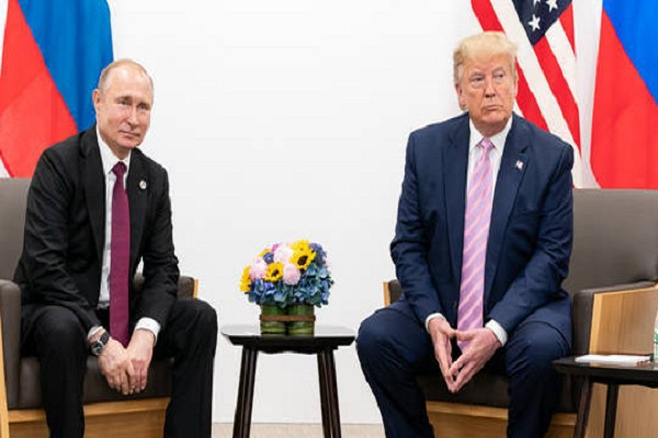 លោកប្រធានាធិបតី Putin (ឆ្វេង) និងលោកប្រធានាធិបតី Trump ក្នុងអំឡុងពេលកិច្ចប្រជុំនៅទីក្រុង Osaka ប្រទេសជប៉ុន កាលពីថ្ងៃទី២៨ ខែមិថុនា ឆ្នាំ២០១៩។ រូបថត៖ Global Look Press។ trumpputin.png