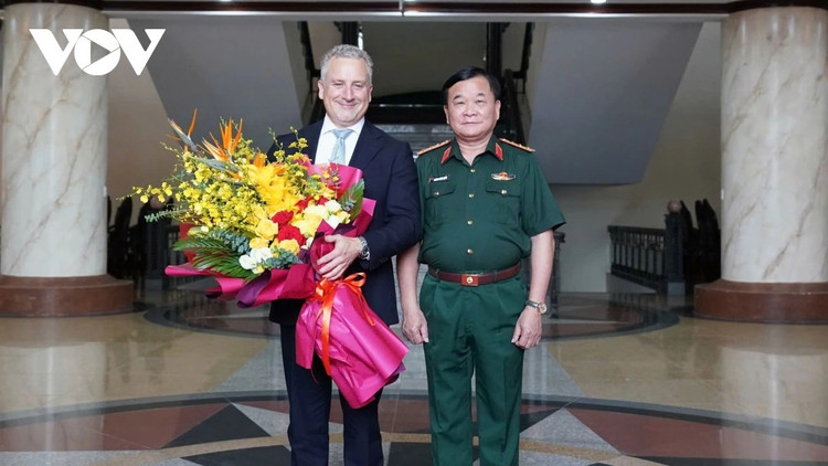 Thượng tướng Hoàng Xuân Chiến và Ngài Hugh Jeffrey. vn1.png