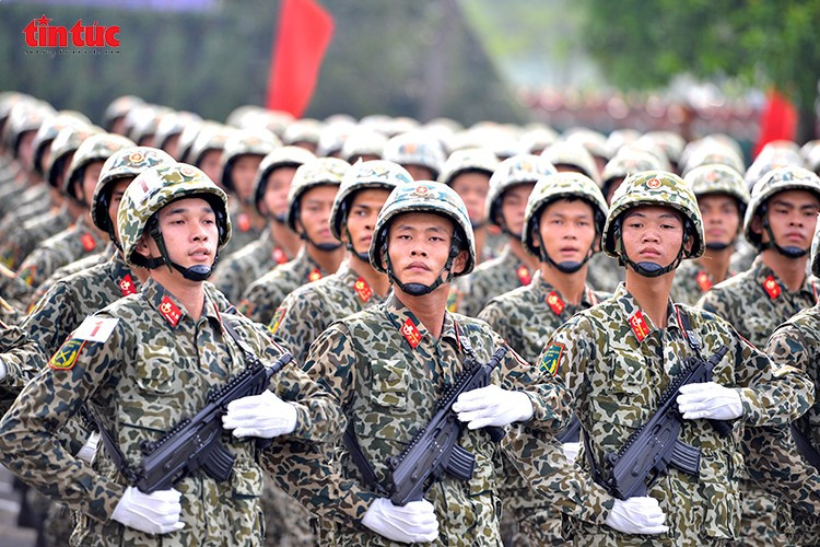 7月9日午前の合同訓練における特殊部隊の編成。 Đội hình khối đặc công trong phần hợp luyện sáng 9/7.