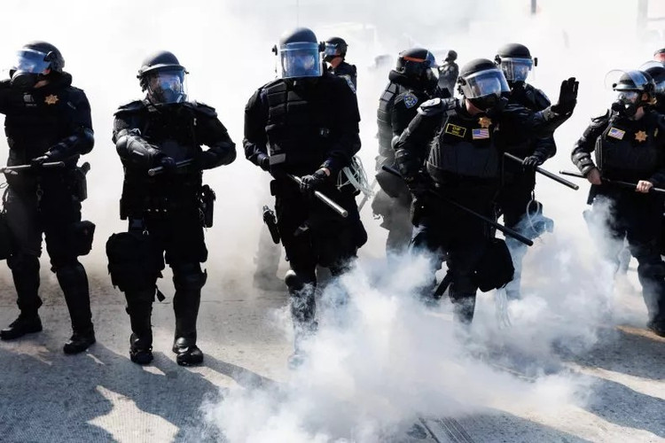 ضباط دورية الطرق السريعة في كاليفورنيا يستجيبون للمتظاهرين في لوس أنجلوس في 8 يونيو. الصورة: جيتي. tp.png