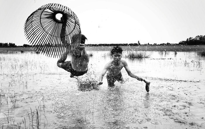 ក្មេងពីរនាក់កំពុងនេសាទត្រីនៅវាលមួយក្នុងប្រទេសចិន។ cuoc8.png