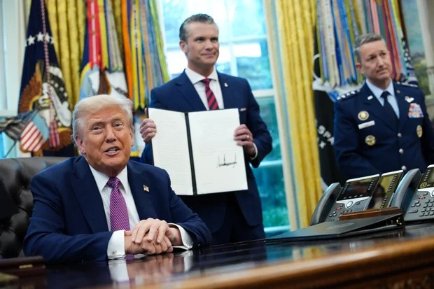Tổng thống Trump phát biểu sau khi ký sắc lệnh hành pháp đổi tên Bộ Quốc phòng thành Bộ Chiến tranh, trước sự chứng kiến của Bộ trưởng Quốc phòng Pete Hegseth và Chủ tịch Hội đồng Tham mưu trưởng Liên quân, Tướng Dan Caine, tại Phòng Bầu dục của Nhà Trắng vào ngày 5/9/2025. Ảnh: Getty. trump.png
