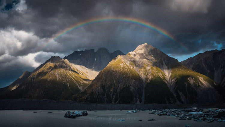 Pelangi indah di atas Nuns Veil di Taman Nasional Mount Cook, Selandia Baru. (Kredit foto: Bored Panda) new1.png