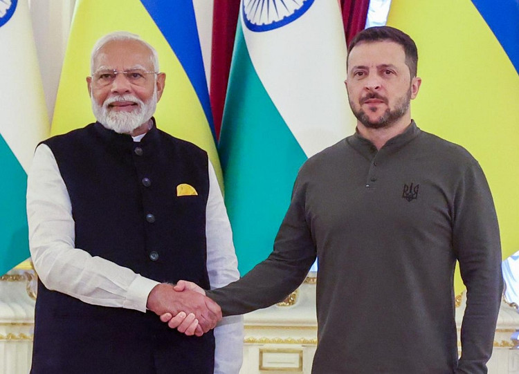 Thủ tướng Ấn Độ Narendra Modi (trái) bắt tay Tổng thống Ukraine Zelensky trong một cuộc gặp. Ảnh: ANI. andoukraine.png