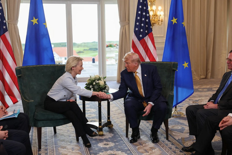 Tổng thống Mỹ Donald Trump (phải) bắt tay Chủ tịch Ủy ban Châu Âu Ursula von der Leyen trong cuộc họp. Ảnh: USA Today. trump21.png